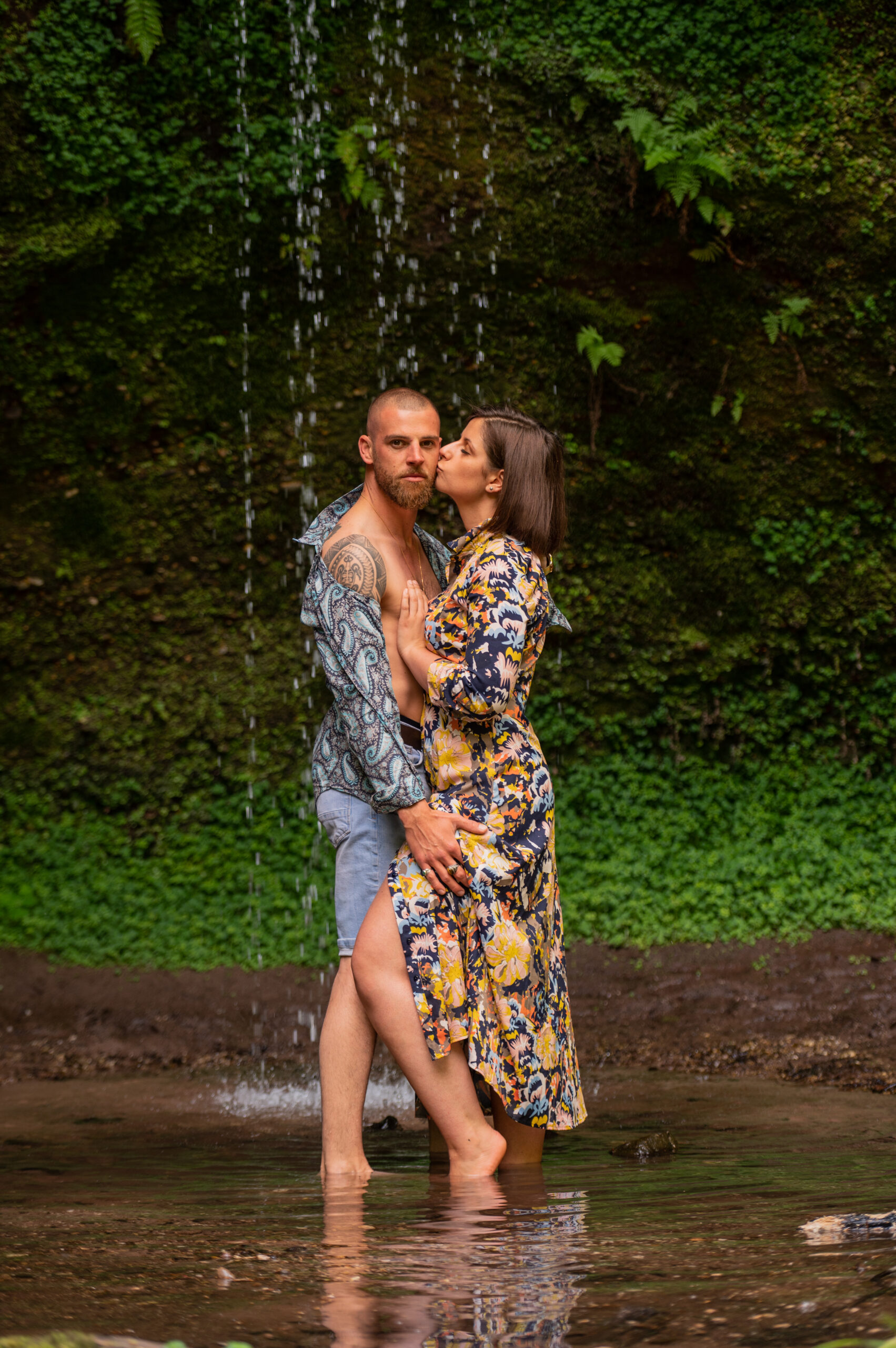 photographe professionnelle couple amour complicité tendresse extérieur arbre foret after Day mariage couleur naturelle regard amoureuxcascade alsacienne