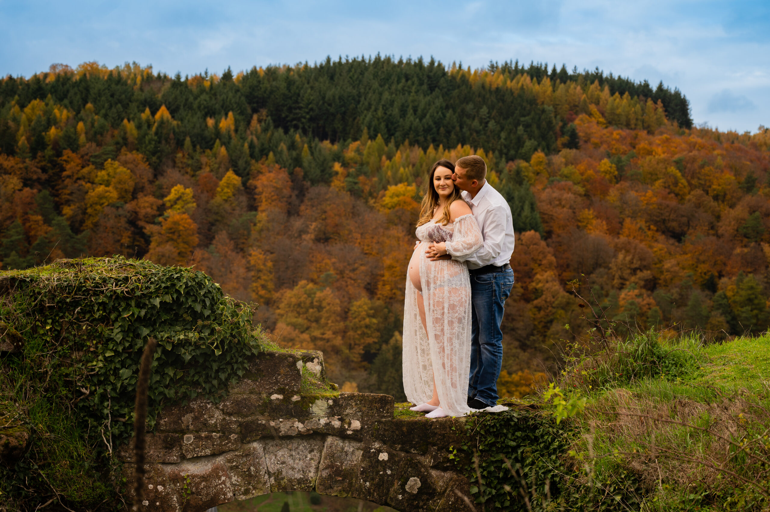 photo grossesse couple tendresse complicité amour extérieur photographe femme robe de grossesse couleurs chaude automne
