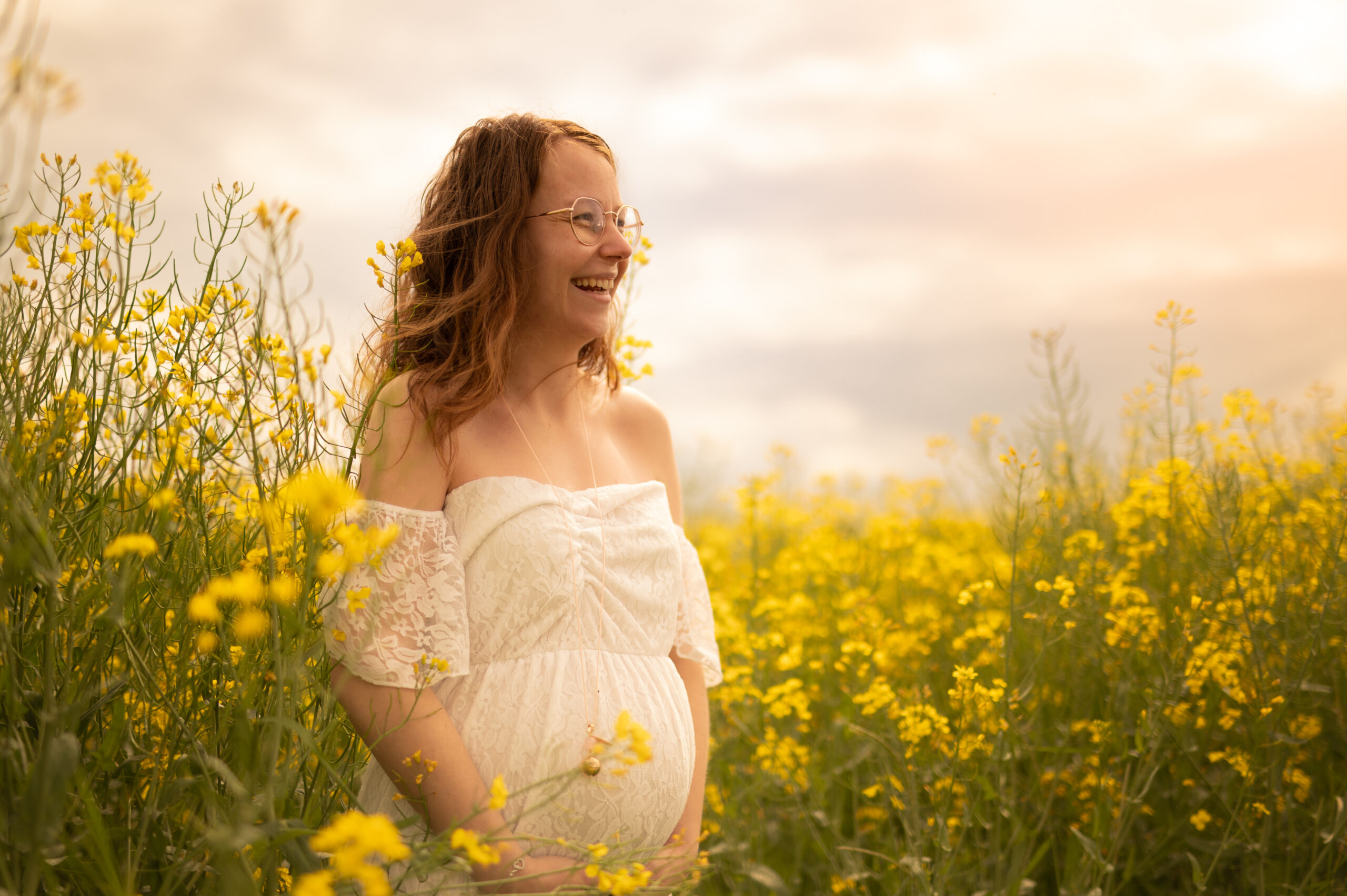 belle photo grossesse solo maman seule extérieur photographe femme robe de grossesse couleurs chaude fleurs jaunes champ fleuris fraterie frere soeur