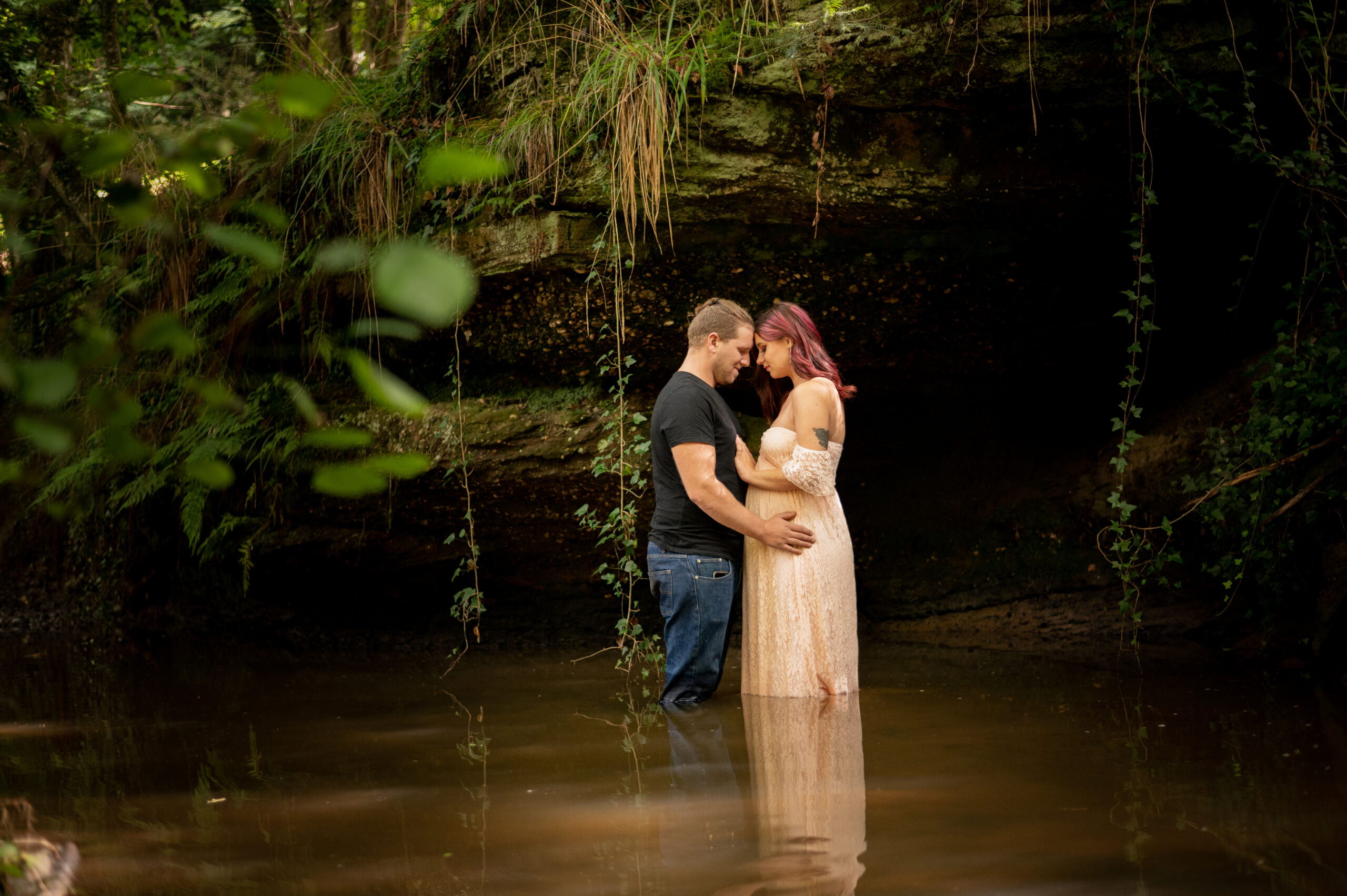 belle photo grossesse couple complcité peau à peau extérieur photographe femme robe de grossesse pied dans l'eau
