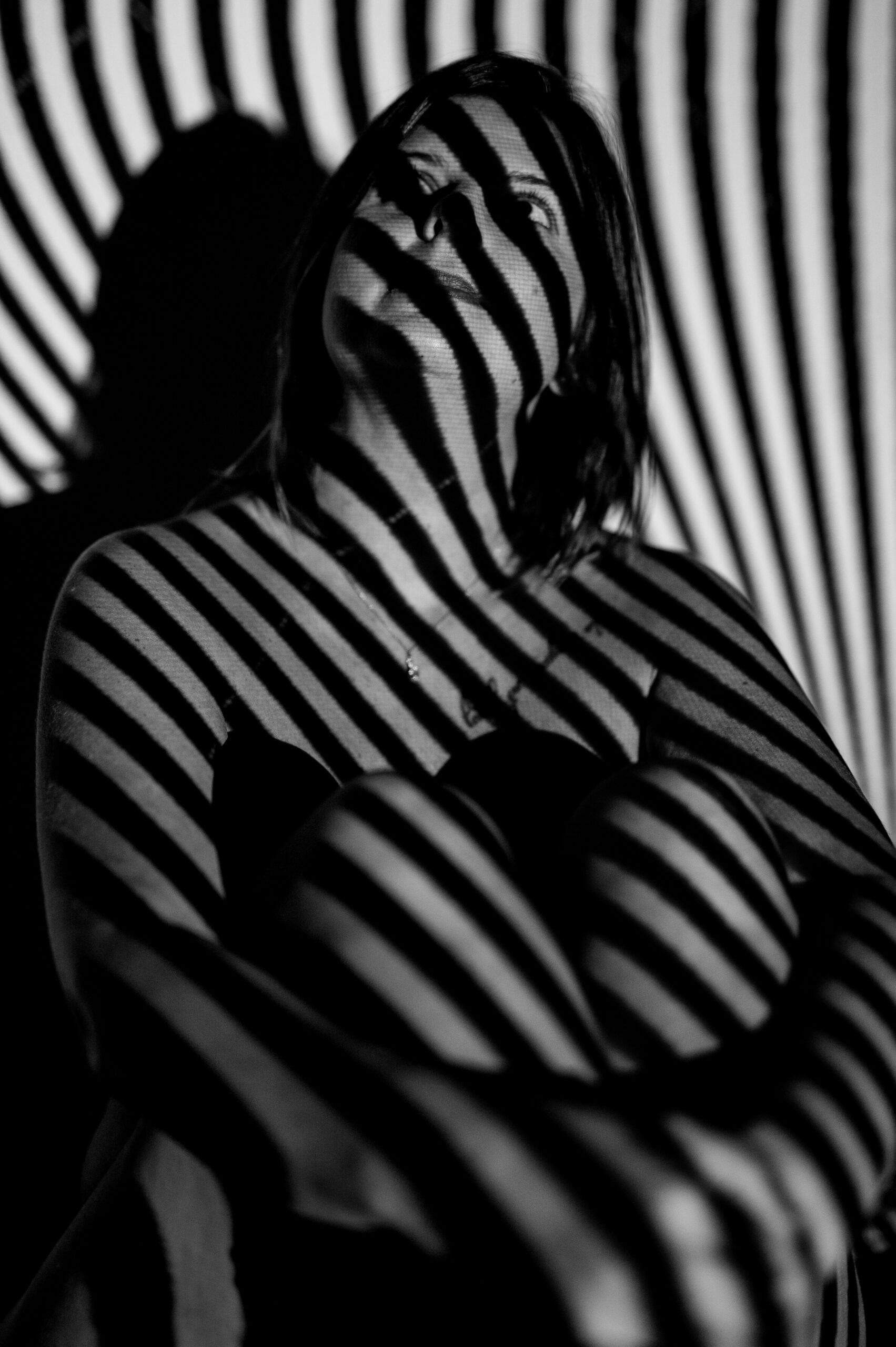 portrait nu femme solo studio extérieur regard de soi reconversion image beauté naturelle artistique original sous vetement fun boudoir couleur art corps défaut noir et blanc
