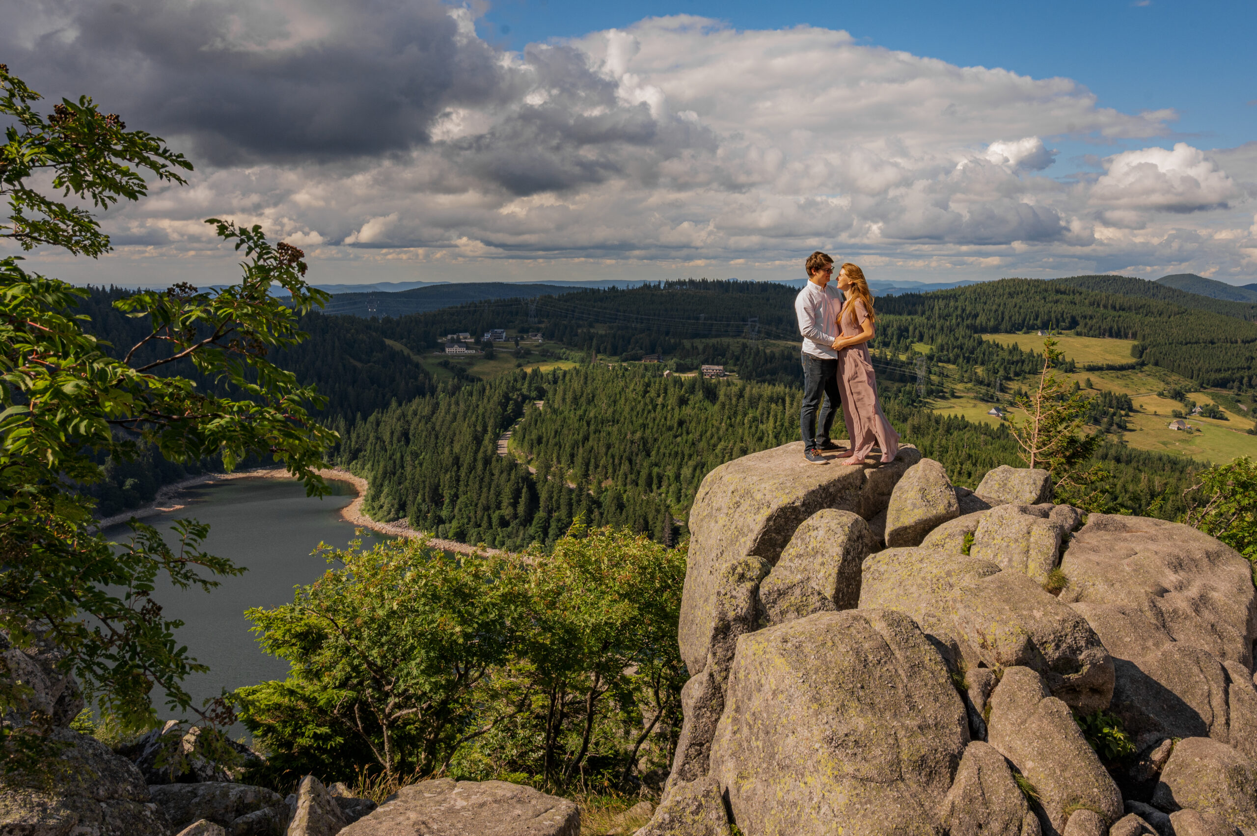 photographe professionnelle couple amour complicité tendresse extérieur lac montagne point de vue hauteur lac blanc alsace couleur naturelle