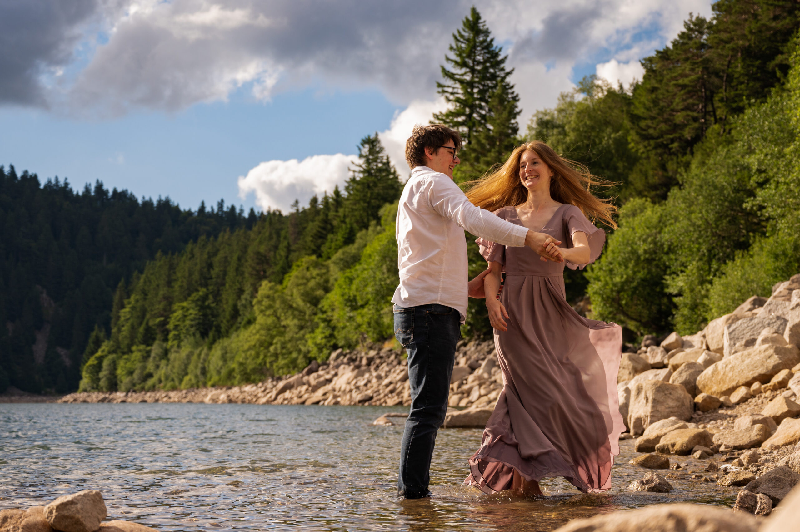 photographe professionnelle couple amour complicité tendresse extérieur lac pied dans l'eau couleur naturelle danse rire foret montagne