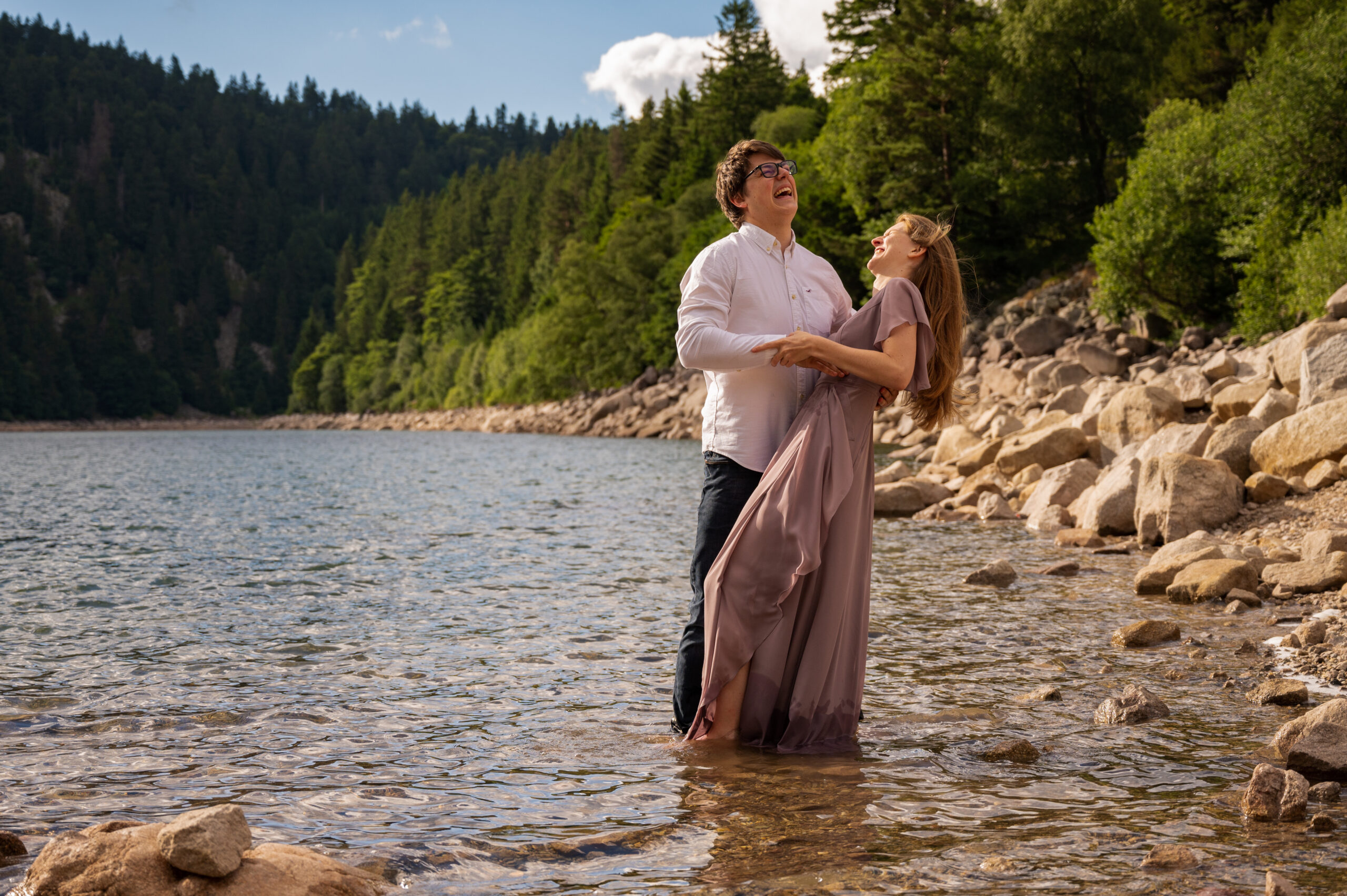 photographe professionnelle couple amour complicité tendresse extérieur lac pied dans l'eau couleur naturelle danse rire