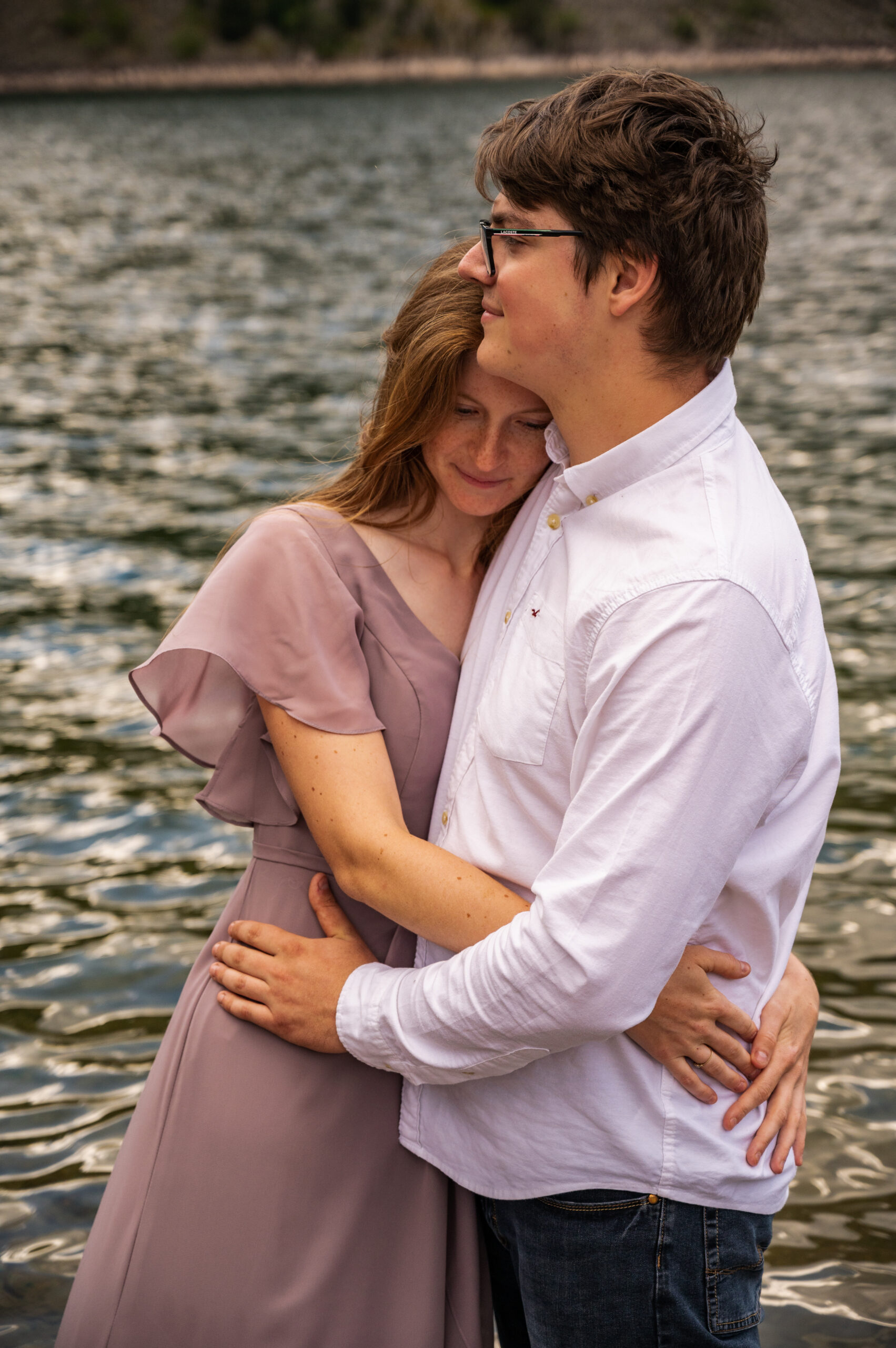 photographe professionnelle couple amour complicité tendresse extérieur lac pied dans l'eau couleur naturelle