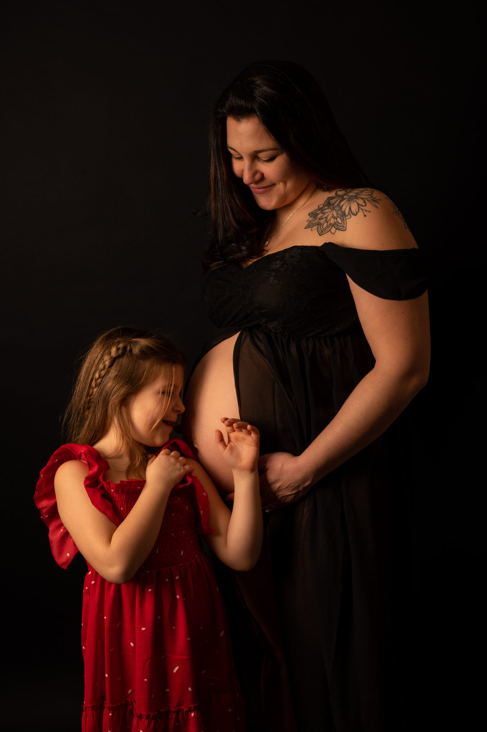 belle photo grossesse enfant soeur frere complcité peau studio fond noir photographe femme robe de grossesse