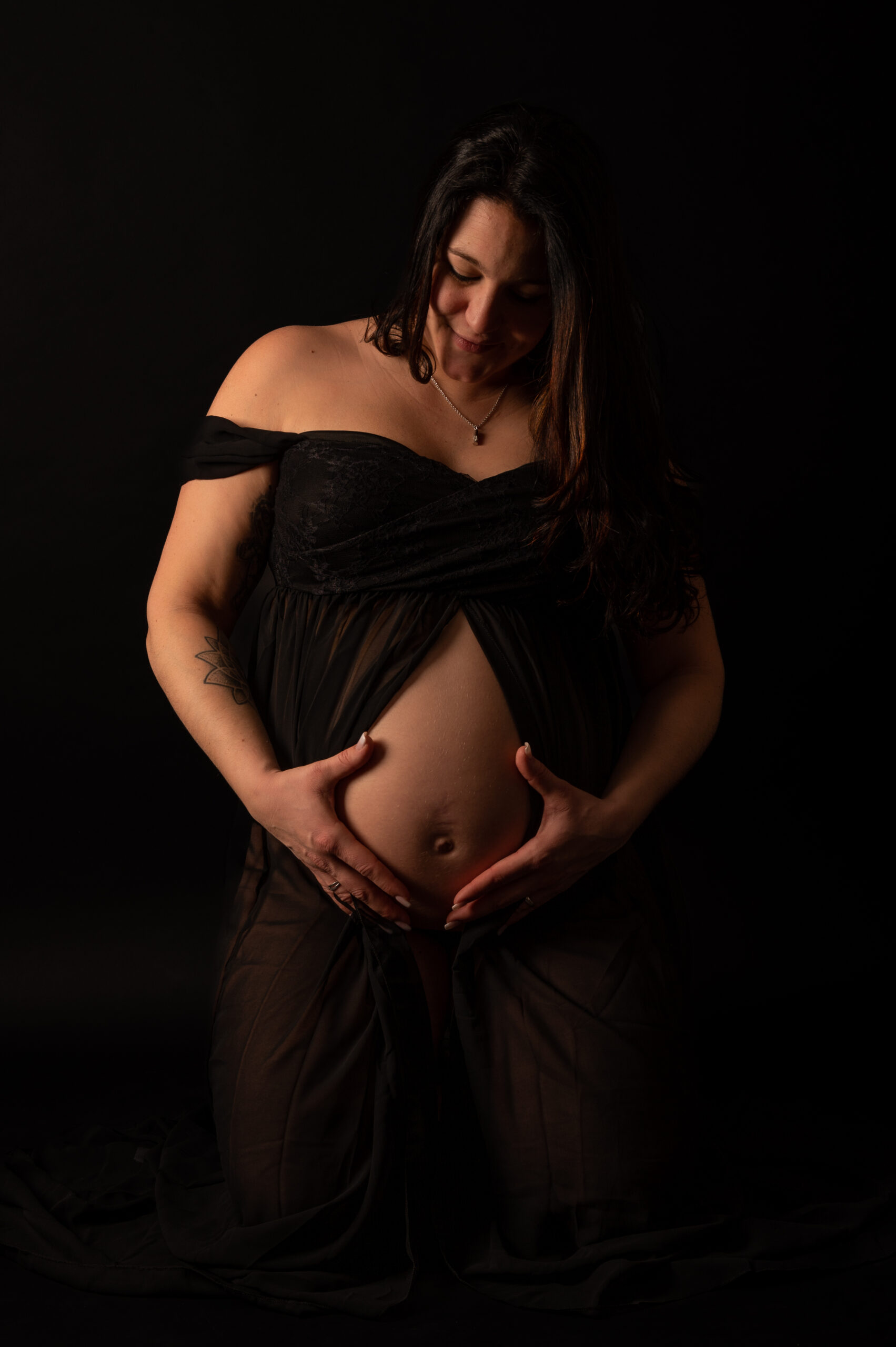 photo grossesse solo studio fond noir belle photographe femme robe de grossesse