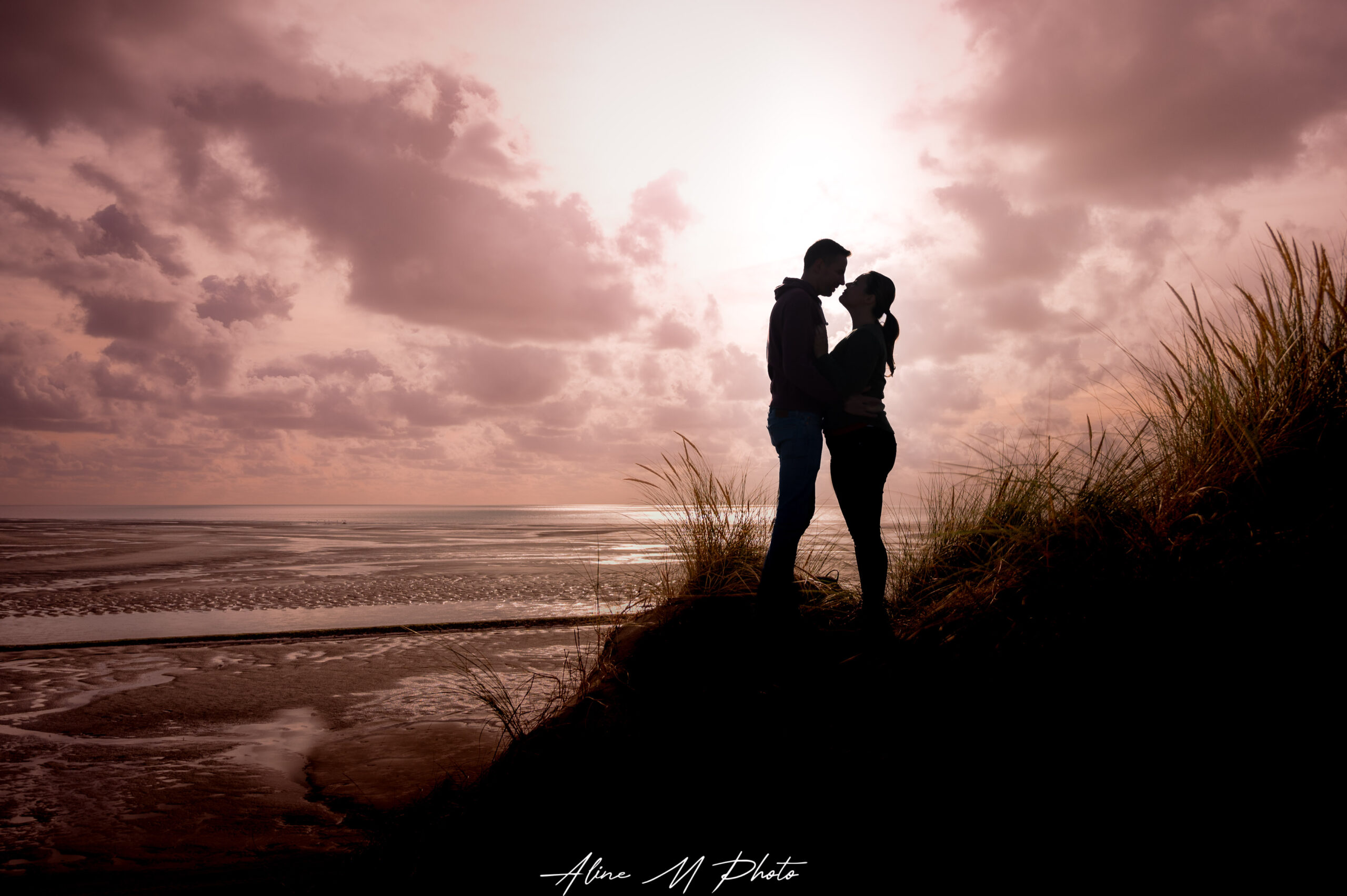 photographe professionnelle couple amour complicité tendresse contrejour mer plage